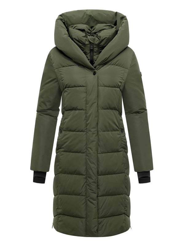 Navahoo Damen Steppmantel Laubzauber – elegant, warm & funktional Die Damenjacke Laubzauber von Navahoo kombiniert Eleganz, Wärme und Funktionalität – perfekt für kalte Wintertage, Outdoor-Aktivitäten und den Alltag. Das matte Obermaterial sorgt für einen zeitlosen Look, während das herausnehmbare Innenfutter mit innovativer Sorona® Aura Füllung aus 37 % nachwachsenden Rohstoffen für leichte, umweltfreundliche Wärmeisolierung steht. Ein doppeltes Reißverschlusssystem mit Kinnschutz, ein praktischer Gehschlitz sowie elastische Ärmelbündchen mit Daumenloch erhöhen den Tragekomfort. Zwei gefütterte Außentaschen und zwei Innentaschen mit Reißverschluss bieten sicheren Stauraum. In 7 Farben und Größen XS–2XL erhältlich.
