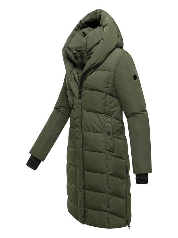 Navahoo Damen Steppmantel Laubzauber – elegant, warm & funktional Die Damenjacke Laubzauber von Navahoo kombiniert Eleganz, Wärme und Funktionalität – perfekt für kalte Wintertage, Outdoor-Aktivitäten und den Alltag. Das matte Obermaterial sorgt für einen zeitlosen Look, während das herausnehmbare Innenfutter mit innovativer Sorona® Aura Füllung aus 37 % nachwachsenden Rohstoffen für leichte, umweltfreundliche Wärmeisolierung steht. Ein doppeltes Reißverschlusssystem mit Kinnschutz, ein praktischer Gehschlitz sowie elastische Ärmelbündchen mit Daumenloch erhöhen den Tragekomfort. Zwei gefütterte Außentaschen und zwei Innentaschen mit Reißverschluss bieten sicheren Stauraum. In 7 Farben und Größen XS–2XL erhältlich.