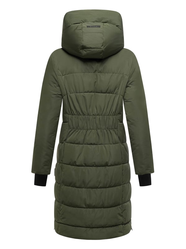 Navahoo Damen Steppmantel Laubzauber – elegant, warm & funktional Die Damenjacke Laubzauber von Navahoo kombiniert Eleganz, Wärme und Funktionalität – perfekt für kalte Wintertage, Outdoor-Aktivitäten und den Alltag. Das matte Obermaterial sorgt für einen zeitlosen Look, während das herausnehmbare Innenfutter mit innovativer Sorona® Aura Füllung aus 37 % nachwachsenden Rohstoffen für leichte, umweltfreundliche Wärmeisolierung steht. Ein doppeltes Reißverschlusssystem mit Kinnschutz, ein praktischer Gehschlitz sowie elastische Ärmelbündchen mit Daumenloch erhöhen den Tragekomfort. Zwei gefütterte Außentaschen und zwei Innentaschen mit Reißverschluss bieten sicheren Stauraum. In 7 Farben und Größen XS–2XL erhältlich.