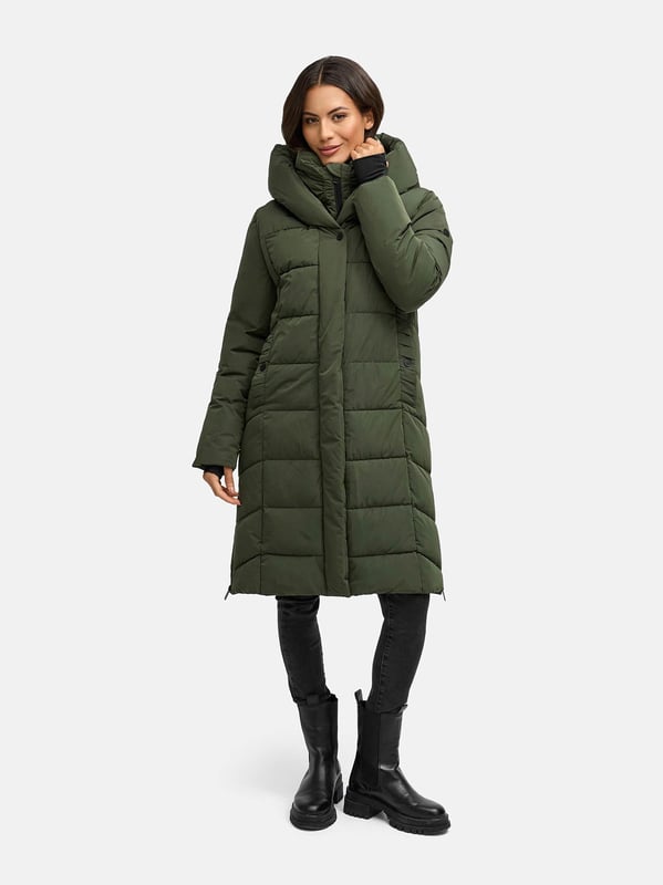 Navahoo Damen Steppmantel Laubzauber – elegant, warm & funktional Die Damenjacke Laubzauber von Navahoo kombiniert Eleganz, Wärme und Funktionalität – perfekt für kalte Wintertage, Outdoor-Aktivitäten und den Alltag. Das matte Obermaterial sorgt für einen zeitlosen Look, während das herausnehmbare Innenfutter mit innovativer Sorona® Aura Füllung aus 37 % nachwachsenden Rohstoffen für leichte, umweltfreundliche Wärmeisolierung steht. Ein doppeltes Reißverschlusssystem mit Kinnschutz, ein praktischer Gehschlitz sowie elastische Ärmelbündchen mit Daumenloch erhöhen den Tragekomfort. Zwei gefütterte Außentaschen und zwei Innentaschen mit Reißverschluss bieten sicheren Stauraum. In 7 Farben und Größen XS–2XL erhältlich.