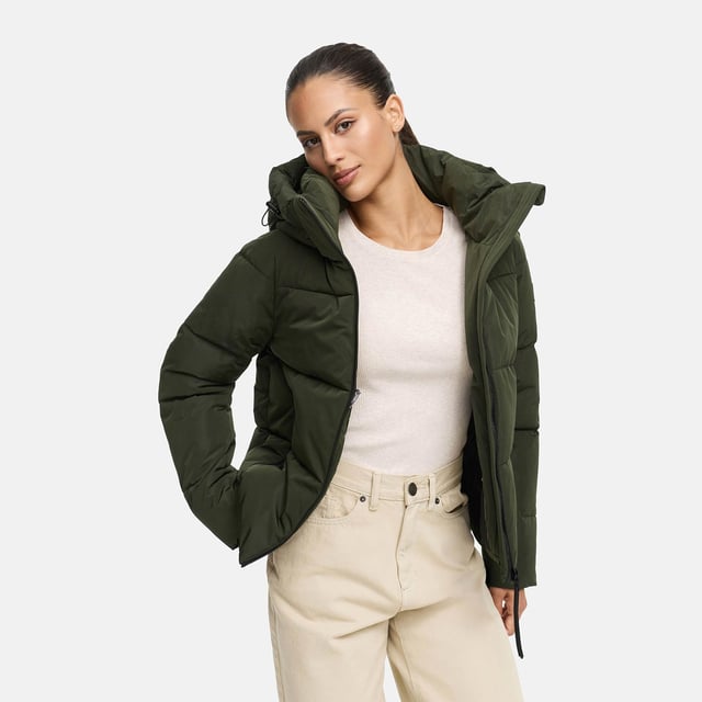 Die Damenjacke Frostherz XIV von Navahoo kombiniert modische Steppoptik mit hoher Funktionalität – ideal für kalte Tage in Stadt und Freizeit. Der hochschließende Kragen, die abnehmbare Kapuze und gefütterte Taschen schützen zuverlässig vor Wind und Kälte. Mit praktischen Außen- und Innentaschen, leichtem Gewicht und optimaler Länge ist sie ein vielseitiger Begleiter für Alltag und Outdoor-Aktivitäten. Erhältlich in 11 Farben und Größen XS–XXL.