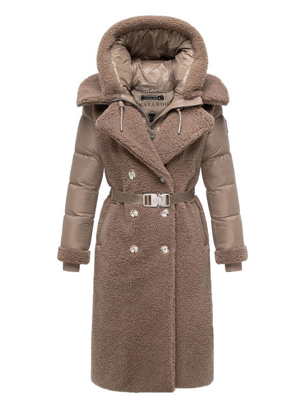 Der Navahoo Teddymantel Kuscheltraum vereint modisches Design mit hoher Funktionalität – ideal für kalte Wintertage. Dank 2-in-1-Konstruktion mit herausnehmbarem Stepp-Innenteil bietet er flexible Tragemöglichkeiten und zuverlässige Wärme. Außen sorgt weiches Teddyfell für einen eleganten Look, während das gesteppte Innenfutter zusätzlichen Komfort schenkt. Ein abnehmbarer Gürtel betont die Taille und unterstreicht die feminine Silhouette. Praktische Details wie Kapuze, warme Außentaschen mit Fleecefutter und Innentaschen mit Reißverschluss runden den Mantel ab. Komplett furfree gefertigt und hochwertig verarbeitet – ein stilvoller Begleiter für Alltag, Reisen und Freizeit.