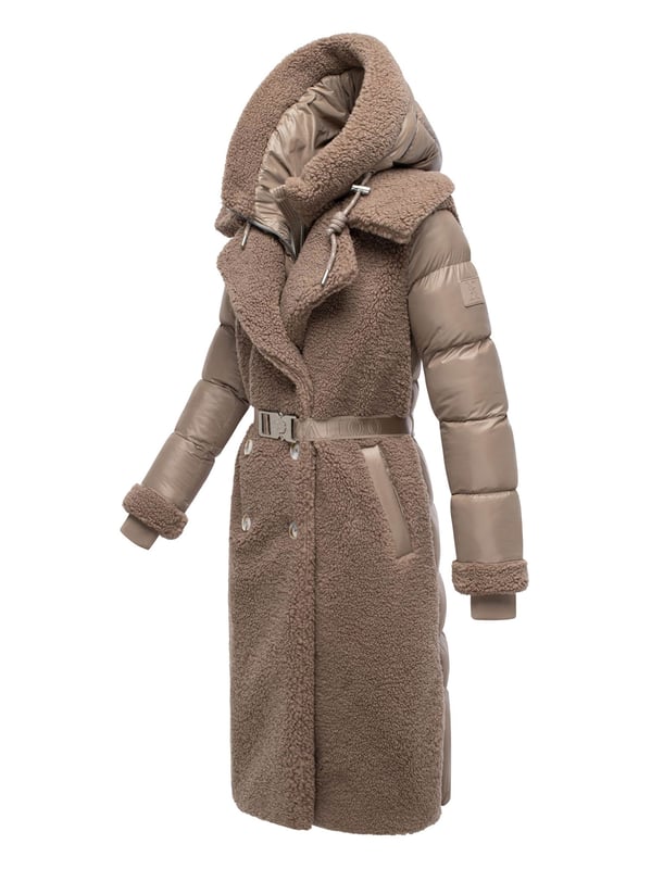 Der Navahoo Teddymantel Kuscheltraum vereint modisches Design mit hoher Funktionalität – ideal für kalte Wintertage. Dank 2-in-1-Konstruktion mit herausnehmbarem Stepp-Innenteil bietet er flexible Tragemöglichkeiten und zuverlässige Wärme. Außen sorgt weiches Teddyfell für einen eleganten Look, während das gesteppte Innenfutter zusätzlichen Komfort schenkt. Ein abnehmbarer Gürtel betont die Taille und unterstreicht die feminine Silhouette. Praktische Details wie Kapuze, warme Außentaschen mit Fleecefutter und Innentaschen mit Reißverschluss runden den Mantel ab. Komplett furfree gefertigt und hochwertig verarbeitet – ein stilvoller Begleiter für Alltag, Reisen und Freizeit.