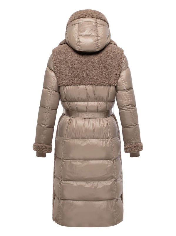 Der Navahoo Teddymantel Kuscheltraum vereint modisches Design mit hoher Funktionalität – ideal für kalte Wintertage. Dank 2-in-1-Konstruktion mit herausnehmbarem Stepp-Innenteil bietet er flexible Tragemöglichkeiten und zuverlässige Wärme. Außen sorgt weiches Teddyfell für einen eleganten Look, während das gesteppte Innenfutter zusätzlichen Komfort schenkt. Ein abnehmbarer Gürtel betont die Taille und unterstreicht die feminine Silhouette. Praktische Details wie Kapuze, warme Außentaschen mit Fleecefutter und Innentaschen mit Reißverschluss runden den Mantel ab. Komplett furfree gefertigt und hochwertig verarbeitet – ein stilvoller Begleiter für Alltag, Reisen und Freizeit.