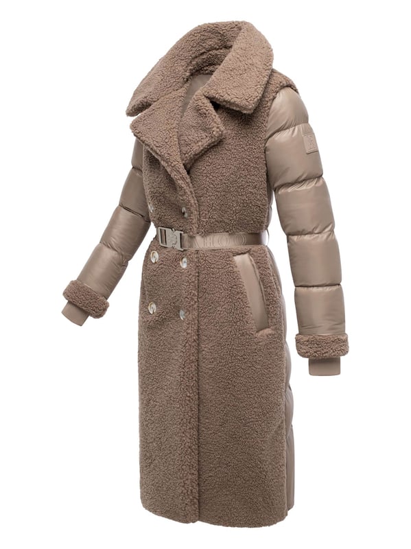 Der Navahoo Teddymantel Kuscheltraum vereint modisches Design mit hoher Funktionalität – ideal für kalte Wintertage. Dank 2-in-1-Konstruktion mit herausnehmbarem Stepp-Innenteil bietet er flexible Tragemöglichkeiten und zuverlässige Wärme. Außen sorgt weiches Teddyfell für einen eleganten Look, während das gesteppte Innenfutter zusätzlichen Komfort schenkt. Ein abnehmbarer Gürtel betont die Taille und unterstreicht die feminine Silhouette. Praktische Details wie Kapuze, warme Außentaschen mit Fleecefutter und Innentaschen mit Reißverschluss runden den Mantel ab. Komplett furfree gefertigt und hochwertig verarbeitet – ein stilvoller Begleiter für Alltag, Reisen und Freizeit.