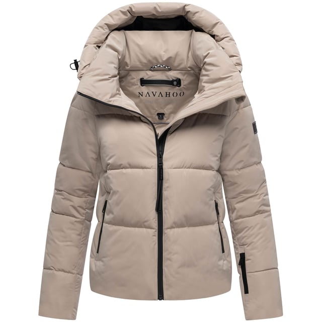 Die Damenjacke Frostherz XIV von Navahoo kombiniert modische Steppoptik mit hoher Funktionalität – ideal für kalte Tage in Stadt und Freizeit. Der hochschließende Kragen, die abnehmbare Kapuze und gefütterte Taschen schützen zuverlässig vor Wind und Kälte. Mit praktischen Außen- und Innentaschen, leichtem Gewicht und optimaler Länge ist sie ein vielseitiger Begleiter für Alltag und Outdoor-Aktivitäten. Erhältlich in 11 Farben und Größen XS–XXL.