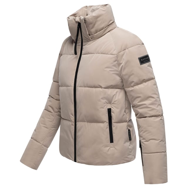 Die Damenjacke Frostherz XIV von Navahoo kombiniert modische Steppoptik mit hoher Funktionalität – ideal für kalte Tage in Stadt und Freizeit. Der hochschließende Kragen, die abnehmbare Kapuze und gefütterte Taschen schützen zuverlässig vor Wind und Kälte. Mit praktischen Außen- und Innentaschen, leichtem Gewicht und optimaler Länge ist sie ein vielseitiger Begleiter für Alltag und Outdoor-Aktivitäten. Erhältlich in 11 Farben und Größen XS–XXL.
