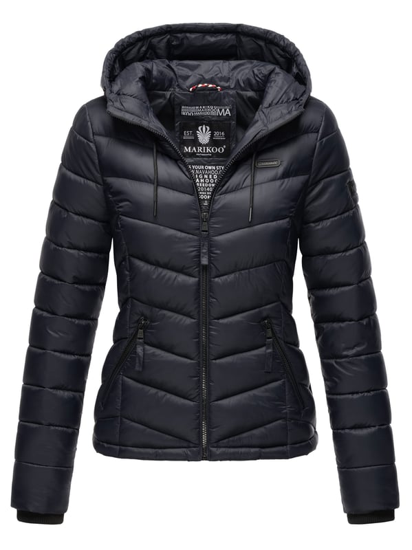 Die Marikoo Steppjacke Kuala überzeugt mit modernem Design, hohem Tragekomfort und einer großen Farbauswahl. Das weiche Obermaterial und die leichte Fütterung machen sie zum idealen Begleiter für Frühling und Herbst. Die stylische Anordnung der Steppung sorgt für einen eleganten Look, während Kapuze mit Kordelzug und Rippbündchen an den Ärmeln zusätzlichen Schutz bieten. Praktische Details wie zwei Reißverschlusstaschen, eine Innentasche und Logo-Patches am Arm und auf der Brust runden die Jacke perfekt ab.
Material: Oberstoff/Futter 100% Polyester.