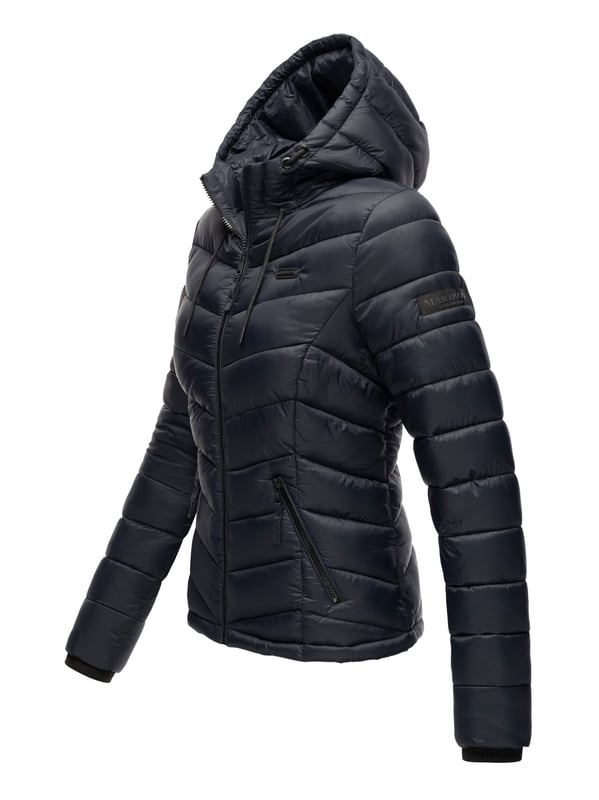 Die Marikoo Steppjacke Kuala überzeugt mit modernem Design, hohem Tragekomfort und einer großen Farbauswahl. Das weiche Obermaterial und die leichte Fütterung machen sie zum idealen Begleiter für Frühling und Herbst. Die stylische Anordnung der Steppung sorgt für einen eleganten Look, während Kapuze mit Kordelzug und Rippbündchen an den Ärmeln zusätzlichen Schutz bieten. Praktische Details wie zwei Reißverschlusstaschen, eine Innentasche und Logo-Patches am Arm und auf der Brust runden die Jacke perfekt ab.
Material: Oberstoff/Futter 100% Polyester.