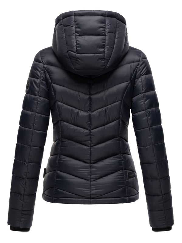 Die Marikoo Steppjacke Kuala überzeugt mit modernem Design, hohem Tragekomfort und einer großen Farbauswahl. Das weiche Obermaterial und die leichte Fütterung machen sie zum idealen Begleiter für Frühling und Herbst. Die stylische Anordnung der Steppung sorgt für einen eleganten Look, während Kapuze mit Kordelzug und Rippbündchen an den Ärmeln zusätzlichen Schutz bieten. Praktische Details wie zwei Reißverschlusstaschen, eine Innentasche und Logo-Patches am Arm und auf der Brust runden die Jacke perfekt ab.
Material: Oberstoff/Futter 100% Polyester.