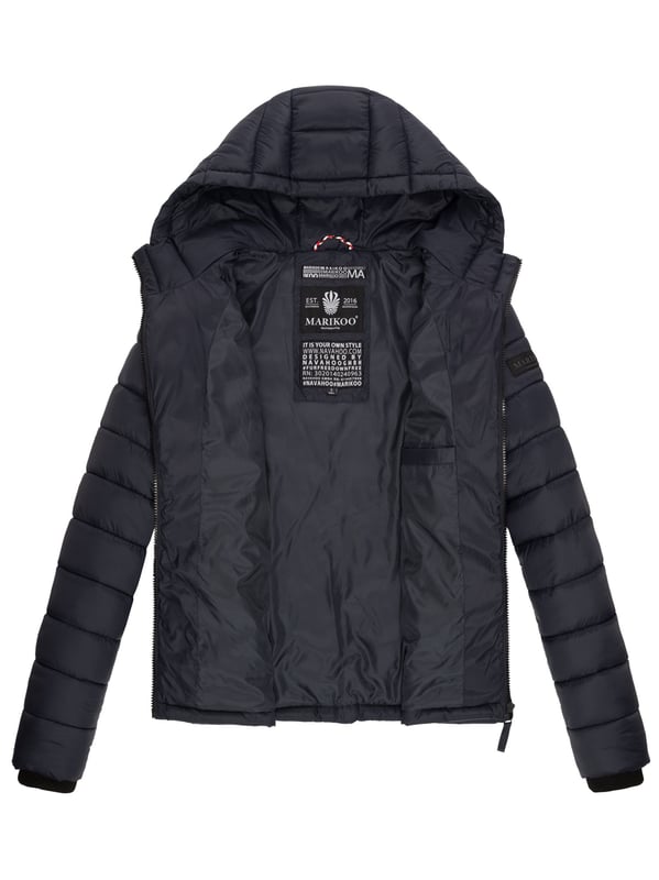 Die Marikoo Steppjacke Kuala überzeugt mit modernem Design, hohem Tragekomfort und einer großen Farbauswahl. Das weiche Obermaterial und die leichte Fütterung machen sie zum idealen Begleiter für Frühling und Herbst. Die stylische Anordnung der Steppung sorgt für einen eleganten Look, während Kapuze mit Kordelzug und Rippbündchen an den Ärmeln zusätzlichen Schutz bieten. Praktische Details wie zwei Reißverschlusstaschen, eine Innentasche und Logo-Patches am Arm und auf der Brust runden die Jacke perfekt ab.
Material: Oberstoff/Futter 100% Polyester.