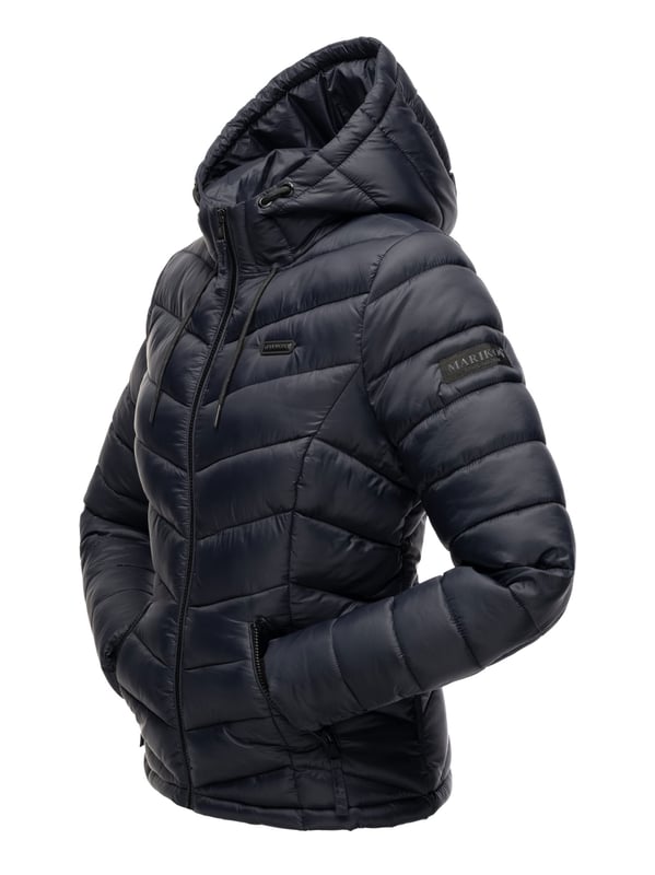 Die Marikoo Steppjacke Kuala überzeugt mit modernem Design, hohem Tragekomfort und einer großen Farbauswahl. Das weiche Obermaterial und die leichte Fütterung machen sie zum idealen Begleiter für Frühling und Herbst. Die stylische Anordnung der Steppung sorgt für einen eleganten Look, während Kapuze mit Kordelzug und Rippbündchen an den Ärmeln zusätzlichen Schutz bieten. Praktische Details wie zwei Reißverschlusstaschen, eine Innentasche und Logo-Patches am Arm und auf der Brust runden die Jacke perfekt ab.
Material: Oberstoff/Futter 100% Polyester.