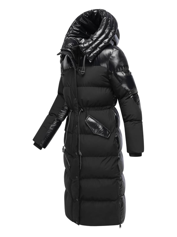 Der Navahoo Steppmantel Knusperherz vereint stilvolle Eleganz mit funktionalen Details – ideal für kalte Wintertage. Die gesteppte Optik und die feminine Taillierung mit verstellbarem Kordelzug sorgen für eine schöne Silhouette. Mattes Obermaterial wird durch glänzende Akzente an Kapuze, Schultern und Taschenklappen elegant ergänzt. Eine verstellbare Kapuze, elastische Ärmelbündchen, zwei praktische Innentaschen sowie seitliche Gehschlitze mit Reißverschluss bieten Komfort und Bewegungsfreiheit. Mit 2-Wege-Reißverschluss, Druckknopfleiste und markentypischen Details ist dieser Mantel der perfekte Begleiter für Alltag, Freizeit und winterliche Spaziergänge.