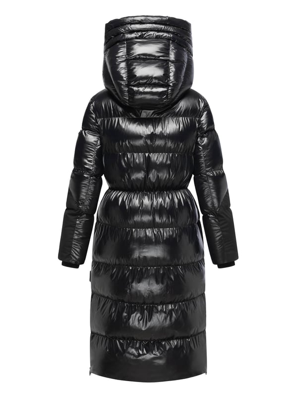 Der Navahoo Steppmantel Knusperherz vereint stilvolle Eleganz mit funktionalen Details – ideal für kalte Wintertage. Die gesteppte Optik und die feminine Taillierung mit verstellbarem Kordelzug sorgen für eine schöne Silhouette. Mattes Obermaterial wird durch glänzende Akzente an Kapuze, Schultern und Taschenklappen elegant ergänzt. Eine verstellbare Kapuze, elastische Ärmelbündchen, zwei praktische Innentaschen sowie seitliche Gehschlitze mit Reißverschluss bieten Komfort und Bewegungsfreiheit. Mit 2-Wege-Reißverschluss, Druckknopfleiste und markentypischen Details ist dieser Mantel der perfekte Begleiter für Alltag, Freizeit und winterliche Spaziergänge.