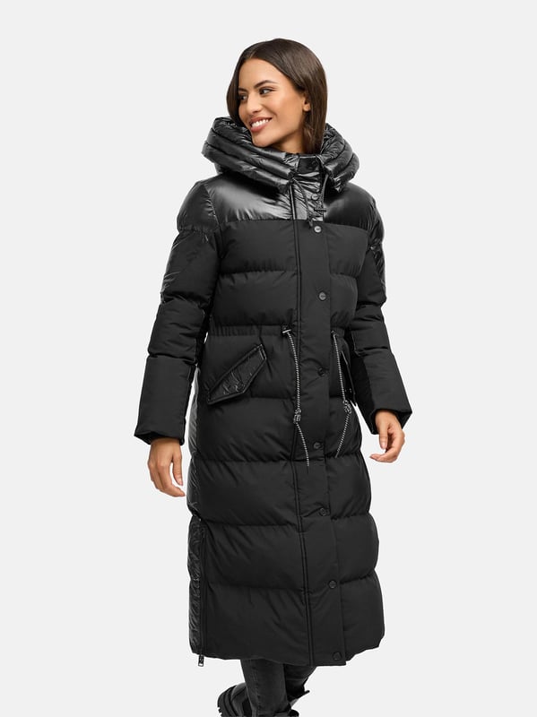 Der Navahoo Steppmantel Knusperherz vereint stilvolle Eleganz mit funktionalen Details – ideal für kalte Wintertage. Die gesteppte Optik und die feminine Taillierung mit verstellbarem Kordelzug sorgen für eine schöne Silhouette. Mattes Obermaterial wird durch glänzende Akzente an Kapuze, Schultern und Taschenklappen elegant ergänzt. Eine verstellbare Kapuze, elastische Ärmelbündchen, zwei praktische Innentaschen sowie seitliche Gehschlitze mit Reißverschluss bieten Komfort und Bewegungsfreiheit. Mit 2-Wege-Reißverschluss, Druckknopfleiste und markentypischen Details ist dieser Mantel der perfekte Begleiter für Alltag, Freizeit und winterliche Spaziergänge.