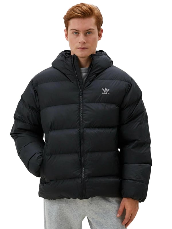 Bleib diesen Winter ohne Aufwand warm in der adidas Originals Commercial Hooded Puffer Jacket in Schwarz, die mit plüschiger Isolierung und einem eleganten, minimalistischen Look gestaltet ist, der für jede Gelegenheit geeignet ist. Für Komfort bei fallenden Temperaturen entworfen, bietet dieses Möbelstück für kaltes Wetter langlebigen, gewobenen Stoff, um den Wind abzuhalten. Ein durchgehender Reißverschluss und ein hoher Kragen helfen, die Wärme zu speichern, während praktische seitliche Taschen Platz bieten, um kleine Essentials zu verstauen oder deine Hände warm zu halten. Reißverschlusstaschen und ein tonal gehaltenes adidas-Branding runden das Design ab.