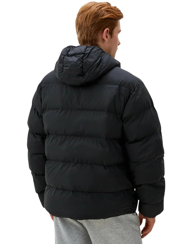 Bleib diesen Winter ohne Aufwand warm in der adidas Originals Commercial Hooded Puffer Jacket in Schwarz, die mit plüschiger Isolierung und einem eleganten, minimalistischen Look gestaltet ist, der für jede Gelegenheit geeignet ist. Für Komfort bei fallenden Temperaturen entworfen, bietet dieses Möbelstück für kaltes Wetter langlebigen, gewobenen Stoff, um den Wind abzuhalten. Ein durchgehender Reißverschluss und ein hoher Kragen helfen, die Wärme zu speichern, während praktische seitliche Taschen Platz bieten, um kleine Essentials zu verstauen oder deine Hände warm zu halten. Reißverschlusstaschen und ein tonal gehaltenes adidas-Branding runden das Design ab.