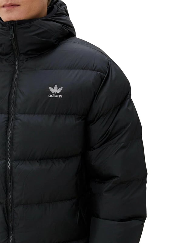 Bleib diesen Winter ohne Aufwand warm in der adidas Originals Commercial Hooded Puffer Jacket in Schwarz, die mit plüschiger Isolierung und einem eleganten, minimalistischen Look gestaltet ist, der für jede Gelegenheit geeignet ist. Für Komfort bei fallenden Temperaturen entworfen, bietet dieses Möbelstück für kaltes Wetter langlebigen, gewobenen Stoff, um den Wind abzuhalten. Ein durchgehender Reißverschluss und ein hoher Kragen helfen, die Wärme zu speichern, während praktische seitliche Taschen Platz bieten, um kleine Essentials zu verstauen oder deine Hände warm zu halten. Reißverschlusstaschen und ein tonal gehaltenes adidas-Branding runden das Design ab.