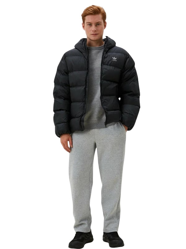 Bleib diesen Winter ohne Aufwand warm in der adidas Originals Commercial Hooded Puffer Jacket in Schwarz, die mit plüschiger Isolierung und einem eleganten, minimalistischen Look gestaltet ist, der für jede Gelegenheit geeignet ist. Für Komfort bei fallenden Temperaturen entworfen, bietet dieses Möbelstück für kaltes Wetter langlebigen, gewobenen Stoff, um den Wind abzuhalten. Ein durchgehender Reißverschluss und ein hoher Kragen helfen, die Wärme zu speichern, während praktische seitliche Taschen Platz bieten, um kleine Essentials zu verstauen oder deine Hände warm zu halten. Reißverschlusstaschen und ein tonal gehaltenes adidas-Branding runden das Design ab.