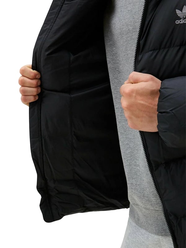 Bleib diesen Winter ohne Aufwand warm in der adidas Originals Commercial Hooded Puffer Jacket in Schwarz, die mit plüschiger Isolierung und einem eleganten, minimalistischen Look gestaltet ist, der für jede Gelegenheit geeignet ist. Für Komfort bei fallenden Temperaturen entworfen, bietet dieses Möbelstück für kaltes Wetter langlebigen, gewobenen Stoff, um den Wind abzuhalten. Ein durchgehender Reißverschluss und ein hoher Kragen helfen, die Wärme zu speichern, während praktische seitliche Taschen Platz bieten, um kleine Essentials zu verstauen oder deine Hände warm zu halten. Reißverschlusstaschen und ein tonal gehaltenes adidas-Branding runden das Design ab.