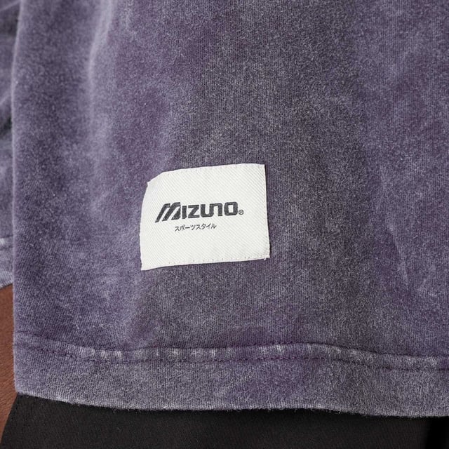 100% Baumwolle. Design: Rückseitiger Aufdruck, bestickt, Logo, Patch, Unifarben, Siebdruck. Passform: Übergroß. Rundhalsausschnitt, gerippt. Langärmlig. Verpackung: Mehrweg-Tasche. S: 96,52 cm. M: 104 cm. L: 112 cm. XL: 119,38 cm.