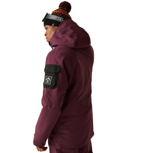 100% Recyceltes Polyester. Futterstoff: Netzmaterial. Gewebe: Stretch. Design: bedruckt. Gewebetechnik: Abriebfest, ARED 30/30, Atmungsaktiv, Dauerhaft wasserabweisende Oberfläche, Ohne PFC (per- und polyfluorierte Chemikalien), PFOA-frei, PFOS Frei, Wasserfest, winddicht. Saum mit Gel für guten Halt, Sehr warm, Integrierter Schneefang, Wattiert, Reflektierende Details, Versiegelte Nähte, Daumen-Schlaufen, Reißverschluss in der Achsel, Ventilations-Reißverschlüsse. Mit Kapuze. Langärmlig. Bündchen: Klettverschlusslasche. Kapuzenmerkmale: angenähte Kapuze, Mit verstärktem Kopfteil. Taschenart: Zwei Seitentaschen, Reißverschluss, Tasche für Skipass, Kängeruh, Karte, Handy. 2-Wege-Reißverschluss, Vislon Reißverschluss. XS: 90,17 cm. S: 96,52 cm. M: 102 cm. L: 107 cm. XL: 112 cm. XXL: 121,92 cm.