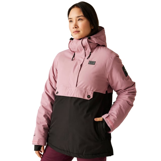 100% Recyceltes Polyester. Design: Abzeichen. Gewebetechnik: ARED 15/15, Atmungsaktiv, Dauerhaft wasserabweisende Oberfläche, isolierend, Ohne PFC (per- und polyfluorierte Chemikalien), PFOA-frei, PFOS Frei, Wasserfest. Saum mit Gel für guten Halt, Sehr warm, Wattiert, Leicht gefüttertes Rückenpanel, Schneerock, Versiegelte Nähte. Mit Kapuze, Stehkragen. Langärmlig. Bündchen: Klettverschlusslasche. Kapuzenmerkmale: angenähte Kapuze, Technisch, Knebel-Einstellung. Taschenart: 1 Vordertasche, Verstecktes Fach, Klappenverschluss, Bolzenbefestigung, Tasche für Skipass. mit halbem Reißverschluss, Über den Kopf, 2-Wege-Reißverschluss. Saum: anpassbar. 32 DE: 76,2 cm. 34 DE: 81,28 cm. 36 DE: 86,36 cm. 38 DE: 90,17 cm. 40 DE: 96,52 cm. 46 DE: 114,3 cm. 44 DE: 109 cm. 42 DE: 102 cm.