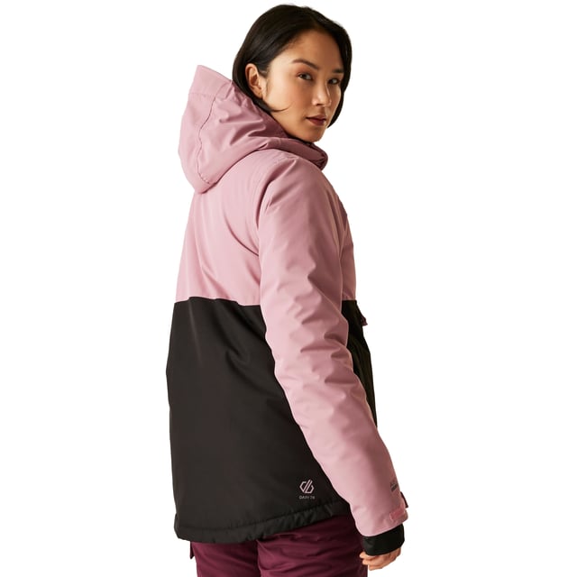 100% Recyceltes Polyester. Design: Abzeichen. Gewebetechnik: ARED 15/15, Atmungsaktiv, Dauerhaft wasserabweisende Oberfläche, isolierend, Ohne PFC (per- und polyfluorierte Chemikalien), PFOA-frei, PFOS Frei, Wasserfest. Saum mit Gel für guten Halt, Sehr warm, Wattiert, Leicht gefüttertes Rückenpanel, Schneerock, Versiegelte Nähte. Mit Kapuze, Stehkragen. Langärmlig. Bündchen: Klettverschlusslasche. Kapuzenmerkmale: angenähte Kapuze, Technisch, Knebel-Einstellung. Taschenart: 1 Vordertasche, Verstecktes Fach, Klappenverschluss, Bolzenbefestigung, Tasche für Skipass. mit halbem Reißverschluss, Über den Kopf, 2-Wege-Reißverschluss. Saum: anpassbar. 32 DE: 76,2 cm. 34 DE: 81,28 cm. 36 DE: 86,36 cm. 38 DE: 90,17 cm. 40 DE: 96,52 cm. 46 DE: 114,3 cm. 44 DE: 109 cm. 42 DE: 102 cm.
