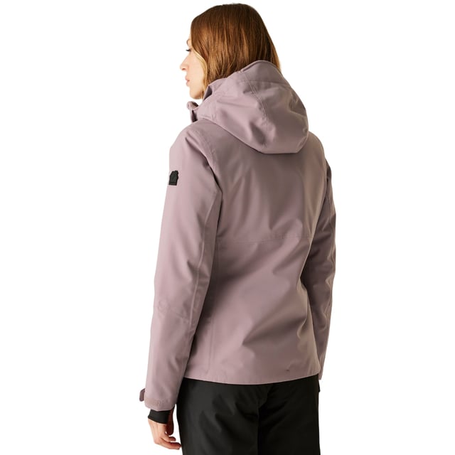 100% gerecycleerd polyester. Stof: Rekken. Ontwerp: Gedrukt. Stoftechnologie: ARED 30/30, Ademend, Duurzame waterafstotende afwerking, PFC-vrij, PFOA-vrij, PFOS-vrij, Waterdicht, Winddicht. Manchet: Verstelbaar, binnen Stretch. Gel Grip, Hoge Warmte, Geïntegreerde Sneeuwrok, Gewatteerd, Getapete Naden, Onbeperkte Beweging. Halslijn: Kapitein. Mouwtype: Met lange mouwen. Zakken: zak voor skipas, 2 zijzakken, rits. Bevestiging: Volledige ritssluiting. Hem: Verstelbaar. 6 VK: 30 in. 8 UK: 32 in. 10 VK: 34 in. 12 VK: 36 in. 14 VK: 38 in. 20 VK: 45 in. 18 VK: 43 in. 16 VK: 40 in.