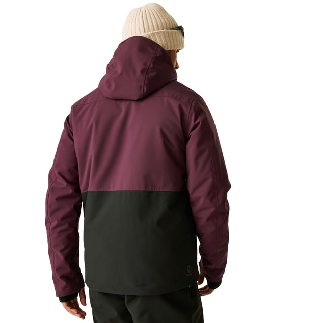 100% gerecycleerd polyester. Voering: Vlies, Zacht. Stof: Rekken. Ontwerp: Gedrukt. Stoftechnologie: Slijtvast, AEP Kinematics, ARED 30/30, Ademend, Duurzame waterafstotende afwerking, PFC-vrij, PFOA-vrij, PFOS-vrij, Waterdicht, Winddicht. Afneembare sneeuwrok, Gel Grip, Goggle Lens Wipe Cloth, Hoge Warmte, Gewatteerd, Reflecterend Detail, Scrim rugpaneel, Getapete Naden, Duimlussen, Onderarm Ritsen, Onbeperkte Beweging. Halslijn: Kapitein. Mouwtype: Met lange mouwen. Manchet: Lipje met aanraaksluiting. Eigenschappen kap: Verstelbaar, Afneembare kap, Technisch, Bedrade piek. Zakken: Zak voor skipas, 2 borstzakken, 2 zijzakken, rits, Mesh zak, 1 binnenzak. Bevestiging: Volledige ritssluiting. S: 38 in. M: 40 in. L: 42 in. XL: 44 in. XXL: 48 in.