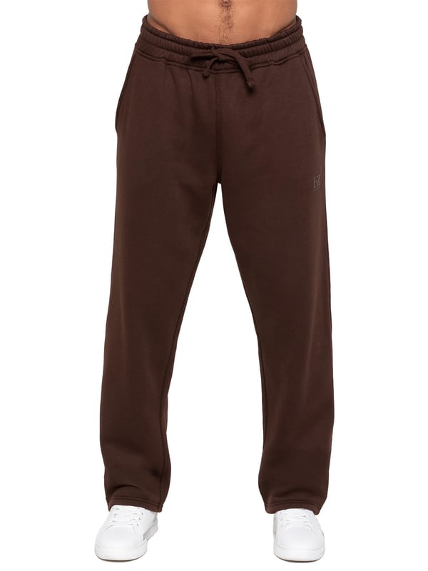 Hergestellt für Komfort und Stil, ist die Enzo Milano Relaxed Fit Open Hem Jogger aus hochwertigem, gebürstetem Fleece-Baumwolle gefertigt und bietet ein weiches, langlebiges und gemütliches Gefühl. Ausgestattet mit einem schweren, ribbestrickten elastischen Bund und verstellbaren Kordeln sorgt sie für einen sicheren und zugleich flexiblen Sitz. Mit zwei Seitentaschen und einer Gesäßtasche kombiniert sie Praktikabilität mit einem eleganten Design. Die gerade Silhouette mit einem sauber genähten Saum sorgt für einen modernen, lässigen Look. Abgerundet wird das Ganze durch den charakteristischen ENZO MILANO Gummidruck am linken Bein.