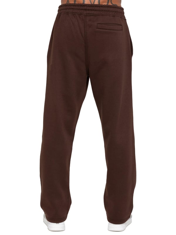 Hergestellt für Komfort und Stil, ist die Enzo Milano Relaxed Fit Open Hem Jogger aus hochwertigem, gebürstetem Fleece-Baumwolle gefertigt und bietet ein weiches, langlebiges und gemütliches Gefühl. Ausgestattet mit einem schweren, ribbestrickten elastischen Bund und verstellbaren Kordeln sorgt sie für einen sicheren und zugleich flexiblen Sitz. Mit zwei Seitentaschen und einer Gesäßtasche kombiniert sie Praktikabilität mit einem eleganten Design. Die gerade Silhouette mit einem sauber genähten Saum sorgt für einen modernen, lässigen Look. Abgerundet wird das Ganze durch den charakteristischen ENZO MILANO Gummidruck am linken Bein.