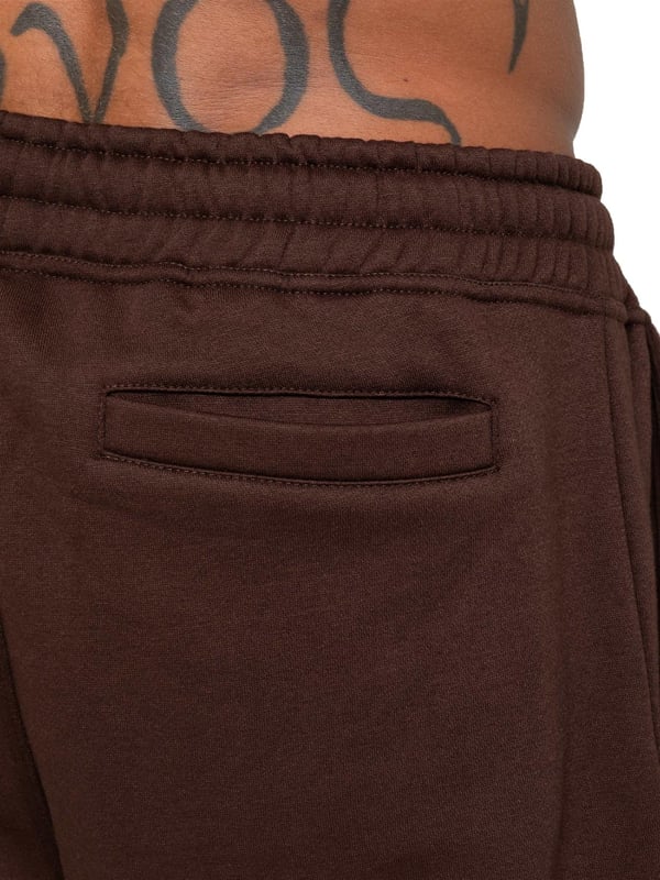 Hergestellt für Komfort und Stil, ist die Enzo Milano Relaxed Fit Open Hem Jogger aus hochwertigem, gebürstetem Fleece-Baumwolle gefertigt und bietet ein weiches, langlebiges und gemütliches Gefühl. Ausgestattet mit einem schweren, ribbestrickten elastischen Bund und verstellbaren Kordeln sorgt sie für einen sicheren und zugleich flexiblen Sitz. Mit zwei Seitentaschen und einer Gesäßtasche kombiniert sie Praktikabilität mit einem eleganten Design. Die gerade Silhouette mit einem sauber genähten Saum sorgt für einen modernen, lässigen Look. Abgerundet wird das Ganze durch den charakteristischen ENZO MILANO Gummidruck am linken Bein.