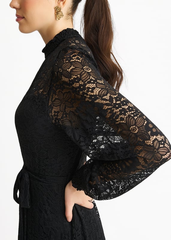 Dieses schwarze Midikleid mit hohem Halsausschnitt aus Jersey und zarter Spitze kombiniert Komfort mit einem gewagten Touch. Der hohe Halsausschnitt verleiht ihm Raffinesse, während die Midi-Länge für Vielseitigkeit bei verschiedenen Anlässen sorgt.&nbsp;