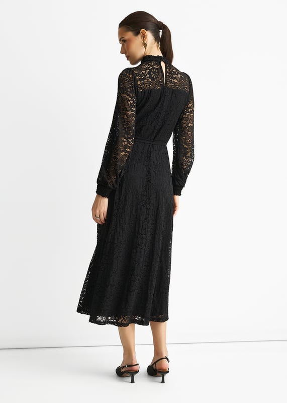Dieses schwarze Midikleid mit hohem Halsausschnitt aus Jersey und zarter Spitze kombiniert Komfort mit einem gewagten Touch. Der hohe Halsausschnitt verleiht ihm Raffinesse, während die Midi-Länge für Vielseitigkeit bei verschiedenen Anlässen sorgt.&nbsp;