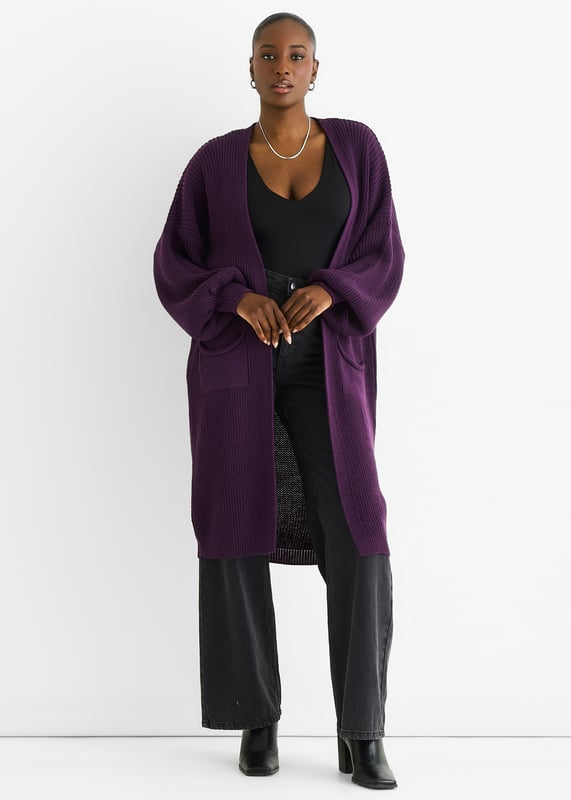 Hüllen Sie sich in kuscheligen Komfort mit dieser lilafarbenen Chunky Knit Long-Strickjacke. Die dicke Strickstruktur sorgt für Wärme und einen auffälligen Farbakzent, perfekt zum Überziehen an kühlen Tagen. Das lange Design sorgt für zusätzliche Bedeckung und eine entspannte Passform, die sich mit Ihnen bewegt, was sie zu Ihrem Lieblingsstück für lässigen, bequemen Stil macht.