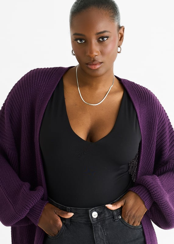 Hüllen Sie sich in kuscheligen Komfort mit dieser lilafarbenen Chunky Knit Long-Strickjacke. Die dicke Strickstruktur sorgt für Wärme und einen auffälligen Farbakzent, perfekt zum Überziehen an kühlen Tagen. Das lange Design sorgt für zusätzliche Bedeckung und eine entspannte Passform, die sich mit Ihnen bewegt, was sie zu Ihrem Lieblingsstück für lässigen, bequemen Stil macht.