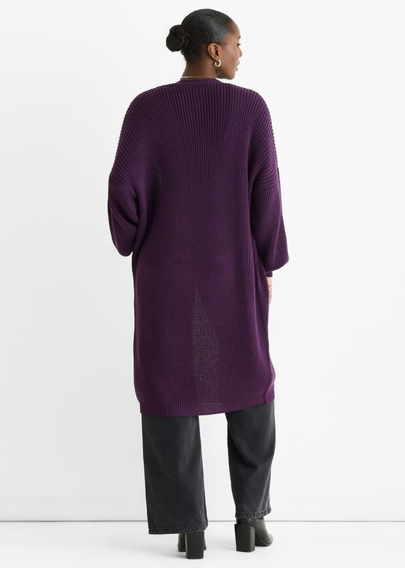 Hüllen Sie sich in kuscheligen Komfort mit dieser lilafarbenen Chunky Knit Long-Strickjacke. Die dicke Strickstruktur sorgt für Wärme und einen auffälligen Farbakzent, perfekt zum Überziehen an kühlen Tagen. Das lange Design sorgt für zusätzliche Bedeckung und eine entspannte Passform, die sich mit Ihnen bewegt, was sie zu Ihrem Lieblingsstück für lässigen, bequemen Stil macht.