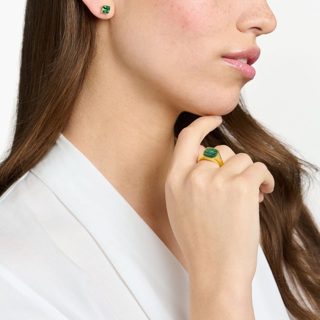 Thomas Sabo zegelring in Goud Thomas Sabo zegelring. Het krijgt een bijzondere waarde door de afwerking met geelgoud. Hoogtepunt: Elke gouden ring is uniek dankzij de individuele structuur van de inleg van imitatie malachiet. De ringkop is briljant gepolijst en uitzonderlijk glad. Dit sieraad met zijn minimalistische design is een ideale metgezel voor elke dag. Het is ook geschikt als cadeau voor favoriete mensen en is als unisex-ring een uitzonderlijke partnerring. Materiaal: 100% 18K Verguld Sterling Zilver (Gerecycled). Ref: TR23321406.