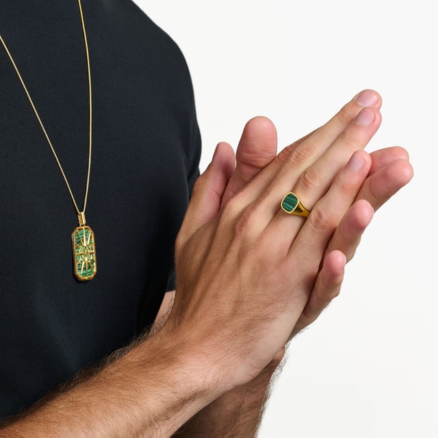 Thomas Sabo zegelring in Goud Thomas Sabo zegelring. Het krijgt een bijzondere waarde door de afwerking met geelgoud. Hoogtepunt: Elke gouden ring is uniek dankzij de individuele structuur van de inleg van imitatie malachiet. De ringkop is briljant gepolijst en uitzonderlijk glad. Dit sieraad met zijn minimalistische design is een ideale metgezel voor elke dag. Het is ook geschikt als cadeau voor favoriete mensen en is als unisex-ring een uitzonderlijke partnerring. Materiaal: 100% 18K Verguld Sterling Zilver (Gerecycled). Ref: TR23321406.