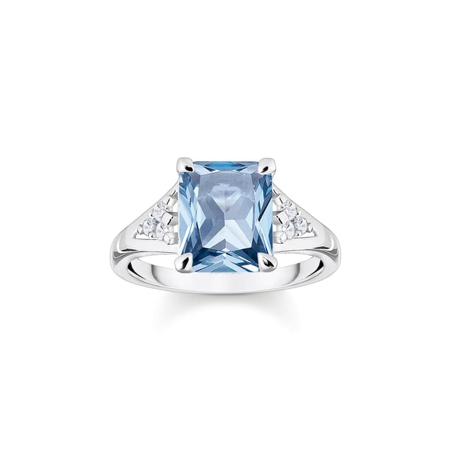 Thomas Sabo Ring met stenen in Zilver Thomas Sabo Ring met stenen. Cocktailring gemaakt van hoogwaardig 925 sterling zilver in tijdloos design. Aquamarijnkleurige achthoekig geslepen middensteen en kleine, rond geslepen zirkonia stenen in wit. Ring voor dames met een hoog draagcomfort dankzij de zacht afgeronde ringbody. Tijdloze elegantie: deze ring van hoogwaardig 925 sterling zilver is een stijlvolle cocktailring. De aquamarijnkleurige middensteen schittert in een edele achthoek geslepen en is omgeven door kleine, rond geslepen zirkonia stenen in wit. Alle stenen zijn met de hand gezet. De open tandzetting versterkt het kleurrijke spel van de stenen onder het licht. Dankzij de zacht afgeronde ringschacht is het sieraad comfortabel om te dragen. Het is geschikt als cadeau voor een speciale gelegenheid en kan uitstekend worden gecombineerd met andere sieraden in hetzelfde ontwerp. Materiaal: 100% Sterling Zilver (Gerecycled). Ref: TR23620591.