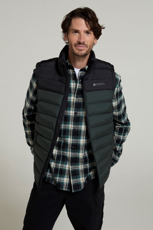 Stay warm and protected in the colder months with the Seasons Mens Padded Gilet. It made of light and water-resistant fabric with two front pockets for easy storage, when you're out and about.

Fabric composition - the shell is made of 100% nylon and the lining of 100% polyester
Water-resistant - treated with durable water repellent to make the fabric water-resistant
Warm - lightweight microfiber filler for better insulation
Practical - two front pockets (Ref: 053056)