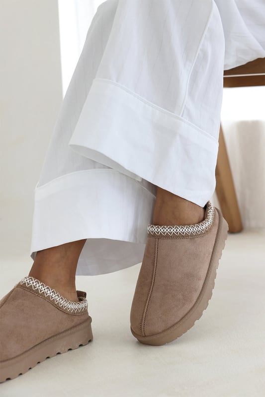 Wheres That From Womens 'Oak' Aztec Detail Faux Fur Lining Mini Boots Stay warm and stylish with our Oak Aztec Detail Faux Fur Lining Mini Boots, featuring cozy faux fur lining and eye-catching Aztec detailing. The low ankle design and slip-on fit make them an easy everyday essential. Perfect for pairing with jeans, leggings, or loungewear for a relaxed, comfortable look all day long. Key Features: • Material: Soft faux suede with faux fur lining • Design: Mini ankle boots with contrast Aztec detail • Closure: Convenient slip-on style