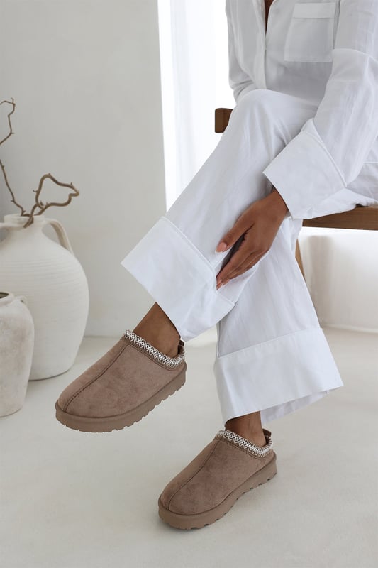 Wheres That From Womens 'Oak' Aztec Detail Faux Fur Lining Mini Boots Stay warm and stylish with our Oak Aztec Detail Faux Fur Lining Mini Boots, featuring cozy faux fur lining and eye-catching Aztec detailing. The low ankle design and slip-on fit make them an easy everyday essential. Perfect for pairing with jeans, leggings, or loungewear for a relaxed, comfortable look all day long. Key Features: • Material: Soft faux suede with faux fur lining • Design: Mini ankle boots with contrast Aztec detail • Closure: Convenient slip-on style