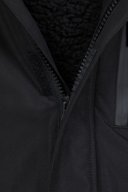 Our Noah Kids Borg Lined Waterproof Jacket is great for the colder months. Made of durable rip stop fabric with a waterproof outer and a fleece lining, this jacket will keep your child warm, comfortable and protected in cold and rainy conditions. It has pockets to safely carry the essentials and adjustable features for increased protection. (Ref: 056883)