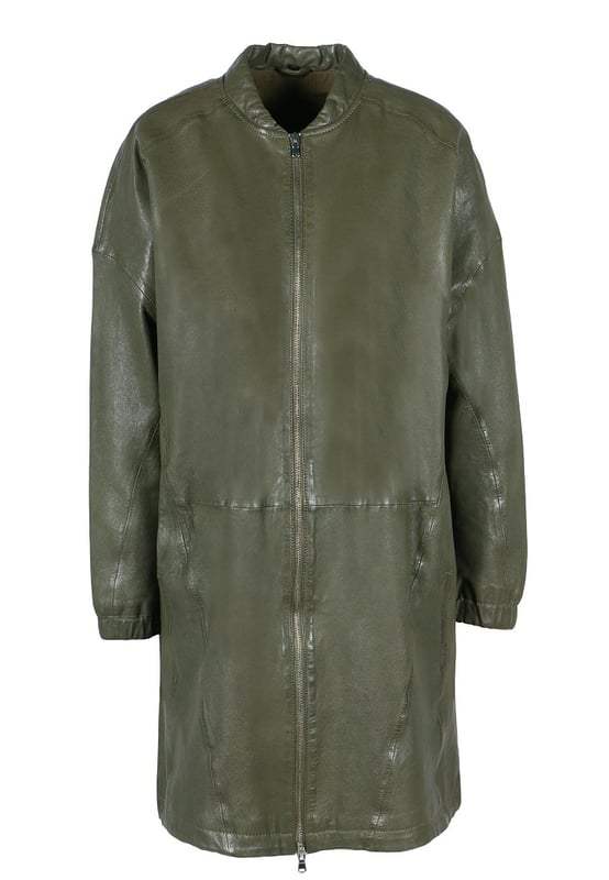 Dieser moderne Damen-Ledermantel überzeugt durch sein minimalistisches Design und seine lässige Passform. Der durchgehende Zwei-Wege-Reißverschluss und der schlichte Rundhalsausschnitt verleihen ihm einen cleanen Look. Elastische Ärmelabschlüsse sorgen für angenehmen Tragekomfort, während die dezente Nahtführung die Silhouette elegant unterstreicht.