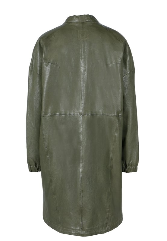 Dieser moderne Damen-Ledermantel überzeugt durch sein minimalistisches Design und seine lässige Passform. Der durchgehende Zwei-Wege-Reißverschluss und der schlichte Rundhalsausschnitt verleihen ihm einen cleanen Look. Elastische Ärmelabschlüsse sorgen für angenehmen Tragekomfort, während die dezente Nahtführung die Silhouette elegant unterstreicht.