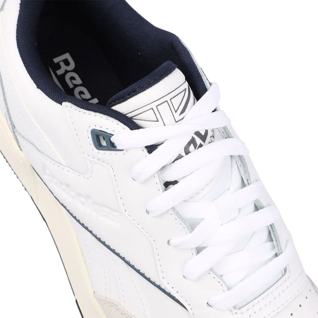 Reebok - Herren/Damen Unisex Sneaker "BB 4000 II", Leder (Weiß/Marine) Obermaterial: Leder. Marke: Reebok. Futterstoff: Stoff. Mittelsohle: EVA (Ethyl-Vinylacetat). Laufsohle: Cupsohle, Gummi. Ösen: 5. TPU Ösen. Absatz: Flach. niedrig geschnitten. Design: Logo, Seitenstreifen. Zehenstil: Rund. Zum Schnüren.