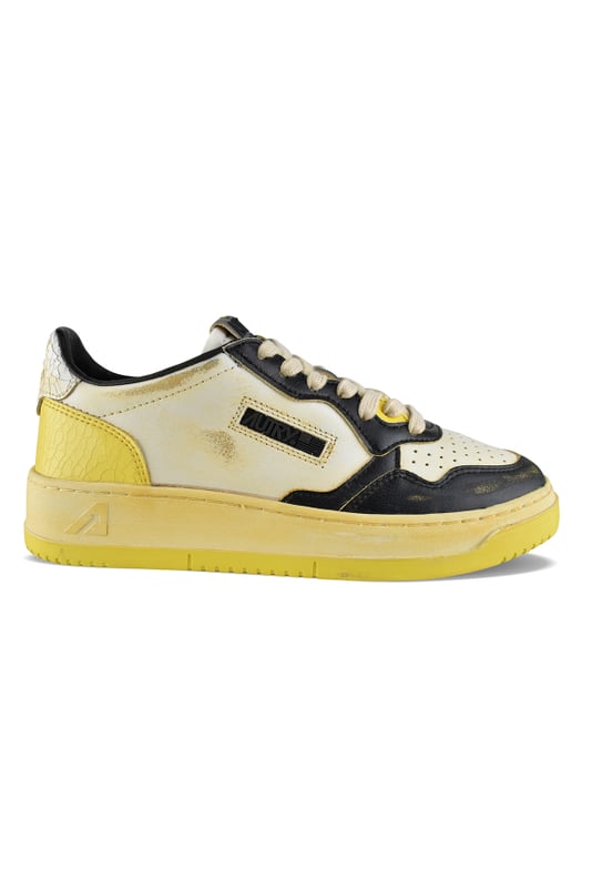 Lage sneakers Autry Supervintage in wit, zwart en geel leer.Logopatch aan de buitenkant. Gele hak van crackle-leer met logo.Tong met logopatch.Rubberen zool met vintagedecor. Vetersluiting. Geperforeerde ronde teen.Versleten en verweerd effect.100% leer.