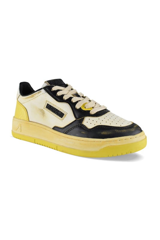 Lage sneakers Autry Supervintage in wit, zwart en geel leer.Logopatch aan de buitenkant. Gele hak van crackle-leer met logo.Tong met logopatch.Rubberen zool met vintagedecor. Vetersluiting. Geperforeerde ronde teen.Versleten en verweerd effect.100% leer.